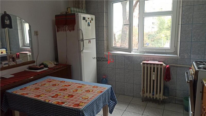 Basarabia, Diham, apartament 3 camere, et. 1, bl. 1981, reabilitat,